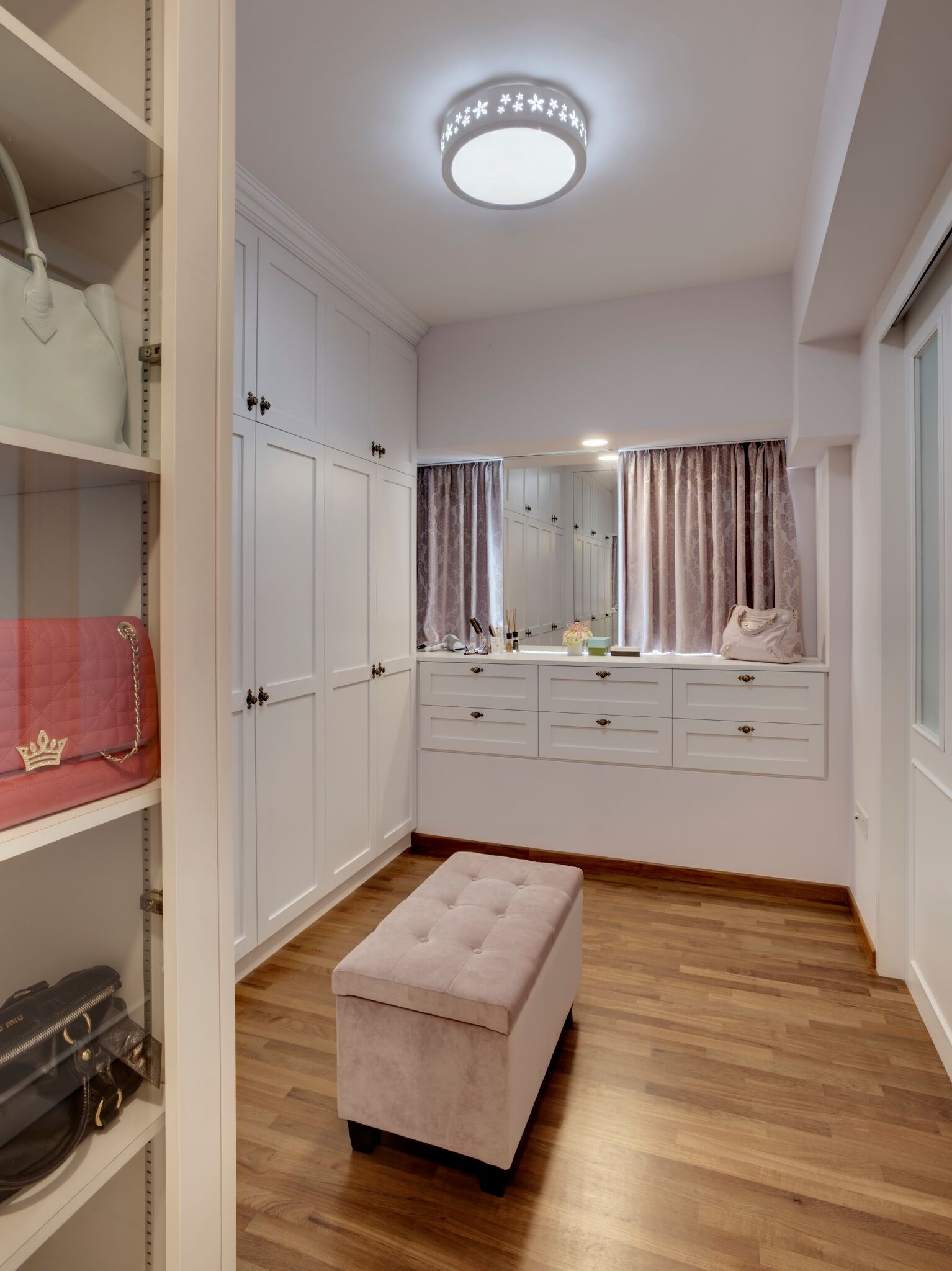 Walk-in closet in a modern design