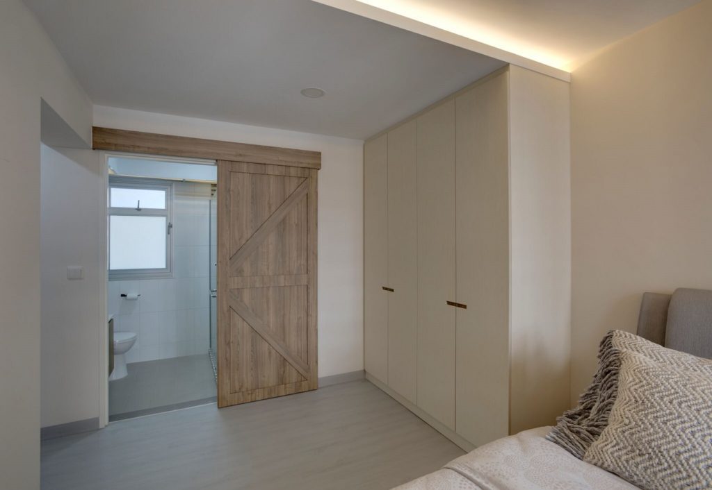 Minimalist bedroom with barn doors for the bathroom