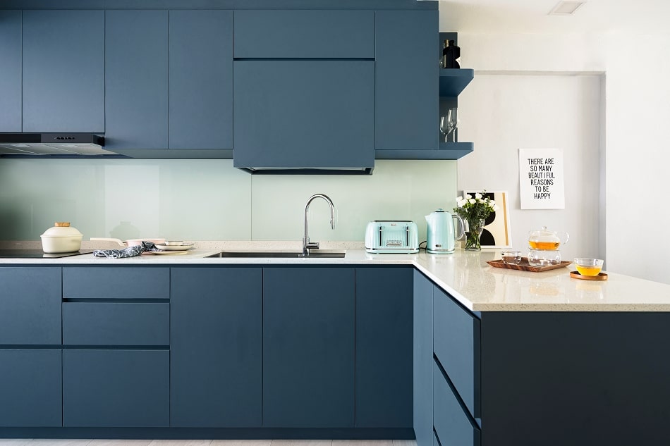 Minimalist kitchen with indigo cabients
