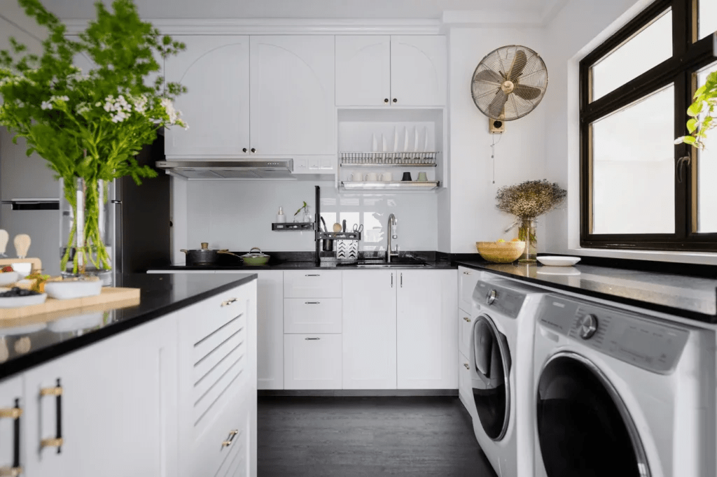 Contemporary luxe 4-room resale kitchen design